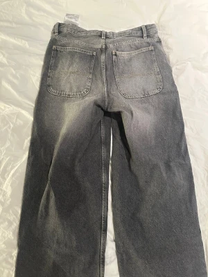 Gråa baggy jeans - Säljer ett par gråa jeans med baggy fit och raka ben. 