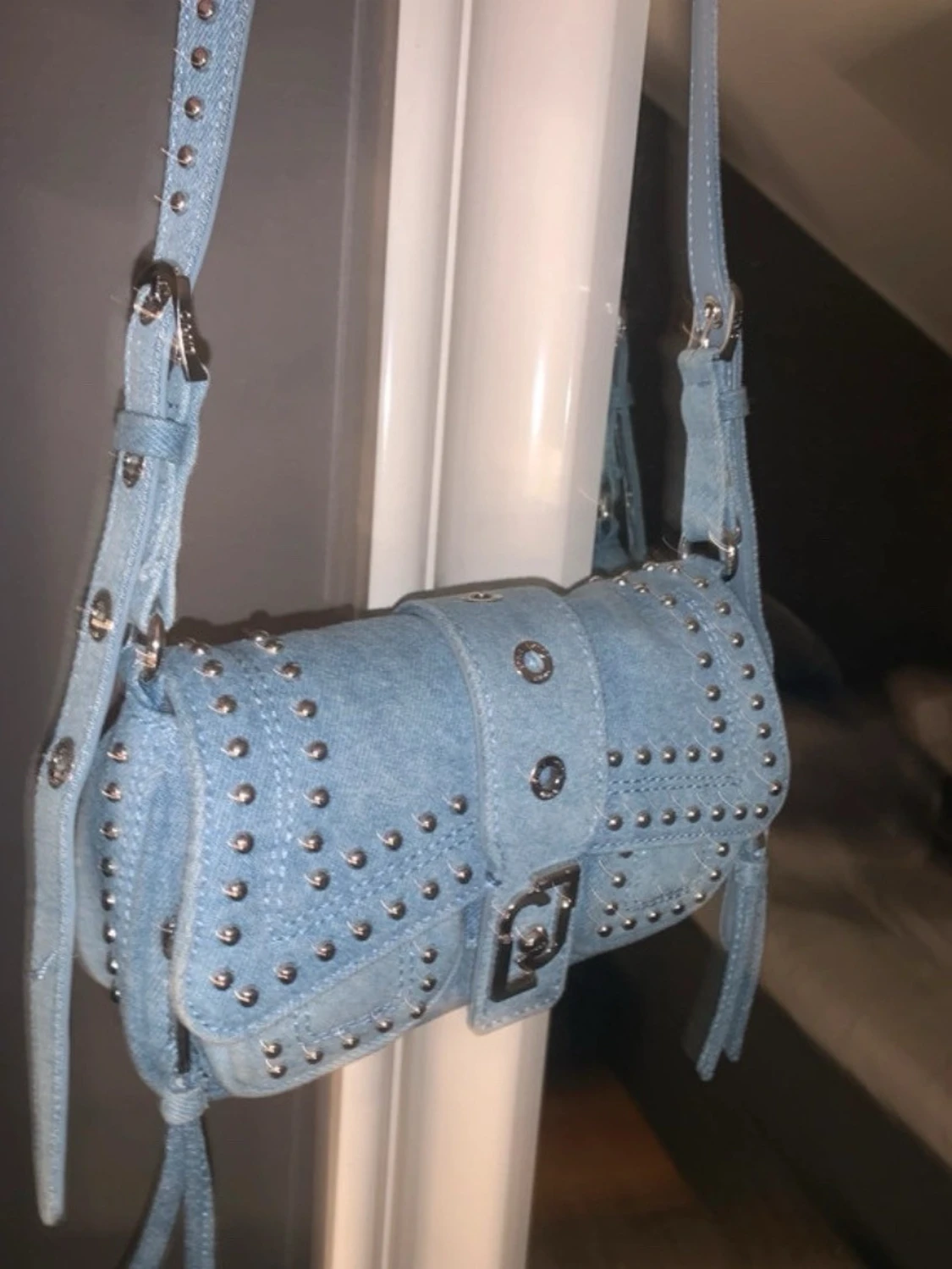 Ljusblå jeans axelväska med nitar - 1