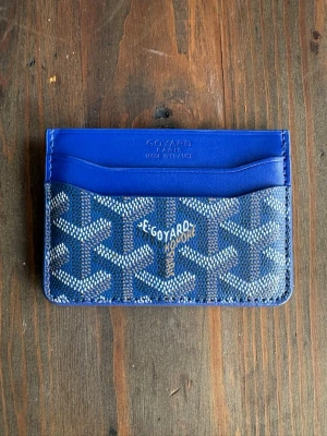 Plånbok - Trendig plånbok/ korthållare med fina mönster och en exotiskt blå färg. Om ni har frågor är det bara att skriva!