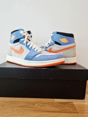 Nike Air Jordan 1 Zoom CMFT2 stl 45,5 - Använda få gånger. Har blivit lite smutsiga vid kanten av hälarna, se bild. Köpt på Nikes egna hemsida, finns bild på orderbekräftelse. Skickas i liknande kartong då den som hör till är borta.