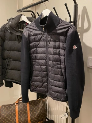 Moncler cardigan - (Äkta) Moncler Tricot cardigan. 8/10 skick ända lilla felet kan du man se på bild 5 men de är också lagat hos en skräddare. Storlek: M 🔥Bara höra av sig vid frågor och funderingar🔥(Bild med den på kan visas i dm)‼️