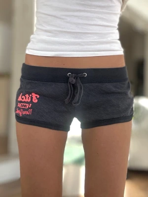 Abercrombie & fitch lågmidjade shorts  - Ett par shorts från Abercrombie & fitch i storlek XS. Rakt över midjemått: ca 33cm. Jag fraktar inom 24h, frakt med PostNord prioriteras. Se liknande plagg i min profil!
