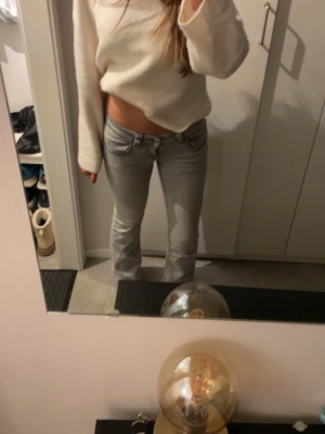 Ljusgrå raka jeans - Säljer ett par ljus gråa, lågmidjade och bootcut! Använda 2-3 gånger och säljer endast då dom tyvärr blivit för korta!❣️❣️