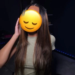 UNice Glueless Bodywave Wig/Peruk - använd i ungefär 2 veckor, tyvärr hatar jag hur färgen ser ut på mig så det är dags att sälja den.. den är 7x5 drawstring, balayage-stil med mörkbruna rötter och 24 inches lång.  Observera att om du köper den här peruken från mig kommer jag verkligen att göra mitt bästa för att rengöra limmet från lacen men jag är verkligen kass på att få bort limmet.