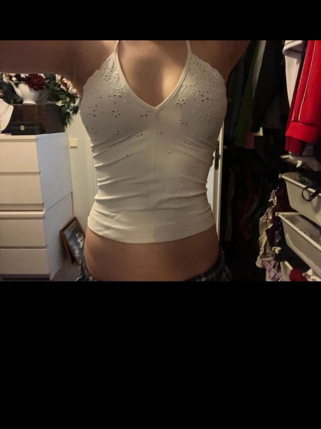 Vit broderad linnetopp med spetskant