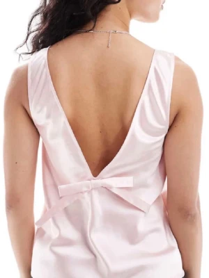 Ljusrosa satinlinnetopp med rosett - Supersöt ljusrosa linnetopp i satin med djup v-ringad rygg och en liten rosett bak🩷Slutsåld, i nyskick och originalförpackning kvar.