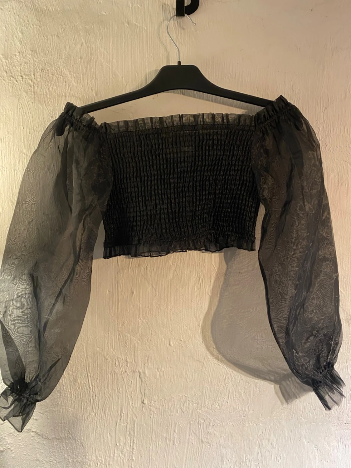Svart offshoulder topp från NA-KD