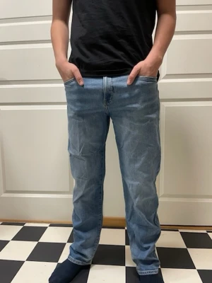 Baggy jeans från LAB Industries - Säljer ett par blå baggy jeans från LAB Industries i loose fit-modell. Jeansen har klassisk femficksdesign, raka ben och är tillverkade i denim. Perfekta för dig som gillar en avslappnad och trendig stil.