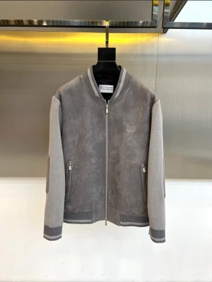 Brunello Cucinelli jacka  - Snygg grå bomberjacka från Brunello Cucinelli i mocka med ribbade muddar och krage. Jackan har dragkedja framtill, två fickor med dragkedja och diskret logga på bröstet. Ärmarna är i matchande grått tyg för en modern look. Nypris ca 17 000 kr 