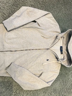 Ralph lauren hoodie - Grå Ralph lauren hoodie i storlek Small. Hoodien är i väldigt bra skick och är inte använd mycket. Det finns inga defekt osv på den. Såklart äkta ✅ Köptes på Ralph lauren outlet i USA för 3 månader sedan ungefär. Nypris: 2300 Kr (≈220€) Vårt pris: 700 Kr (≈66€) Hör av er om frågor så svarar vi snabbt 💨 Priset är prutbart vid enkel affär!