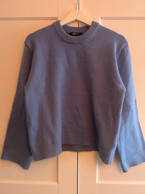 Stickad tröja - Säljer min blåa stickad tröja från Gina Tricot som är oanvänd. 