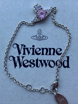 Vivienne Westwood ”Ismene bracelet” - Armand från VW i modellen Ismene. Köpte denna vinter direkt från hemsidan(äkta). Bevarat väldigt fint utan några defekter, vid köp kommer armbandet med lådan. Köpte för 1500, säljer för 1000kr som startpris .Pris kan diskuteras 💕