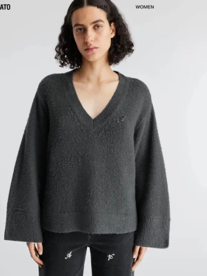 Mörkgrå stickad v-ringad tröja - Så fin Axel Arigato Rain V-ringad tröja i en tidlös mörkgrå färg. Tillverkad i en blandning av ull och kashmir ✨ Skick: Helt ny, aldrig använd (utan prislapp) ✨ Storlek: XS, oversized passform ✨ Färg: Mörkgrå ✨ Material: 90 % ull, 10 % kashmir Nypris: 3 500 kr Hör gärna av dig om du har frågor eller vill se fler bilder 😊  