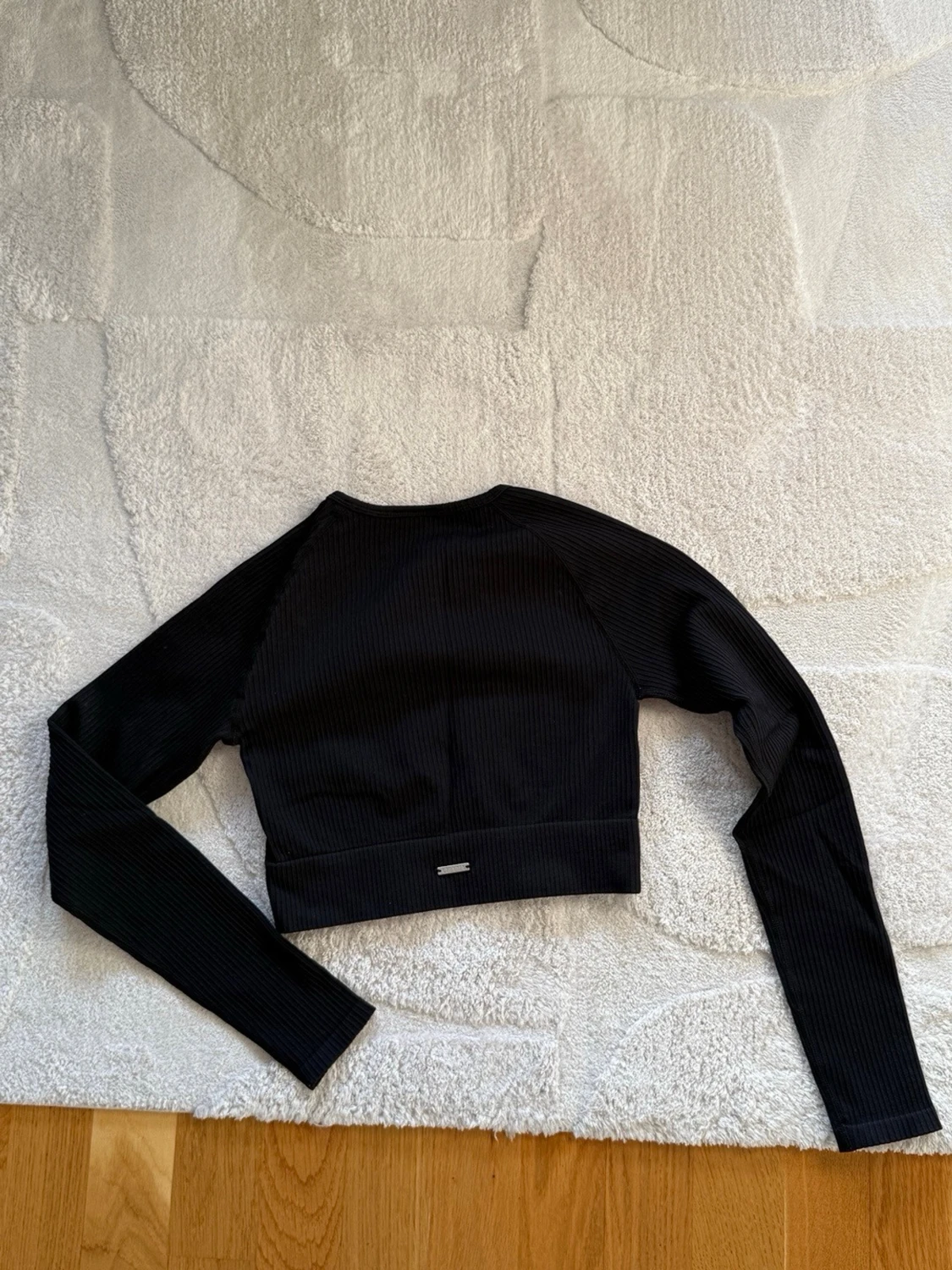 Svart ribbad croppad topp. Aim’n