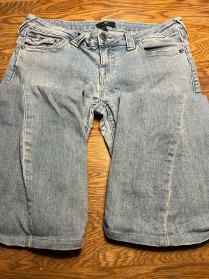 Ljusblå bootcut jeans från true religion  - Tappat sin färg lite. Upplever dem större. Passar mig som är 160