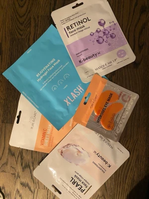 Mix av ansiktsmasker och ögonmasker - Säljer ett kit med olika ansiktsmasker och ögonmasker från Xlash, Pure Care och K-beauty. Innehåller bland annat retinol face mask, hydrogel eye mask, vitamin C sheet mask och pearl face mask. Perfekt för dig som vill boosta din hudvårdsrutin med återfuktande och lystergivande masker.