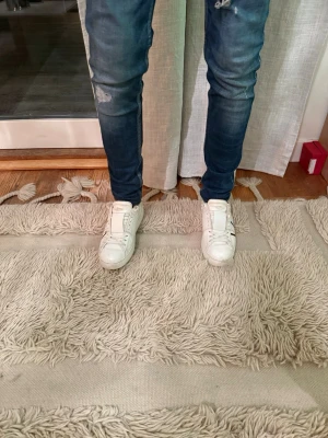 Valentino skor - Tjabba! Säljer nu dessa valentino skorn i storlek 41! Dom är i ett bara skick 8/10! Desss är perfekt inför sommaren/våren! Om ni har några tanker eller funderingar så är det bara att höra av sig!😁