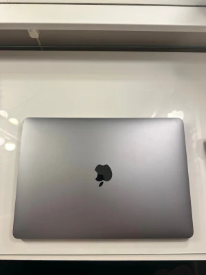 MacBook Air M1 2020 - Apple MacBook Air M1 från 2020 med 13,3-tums skärm, Apple M1-chip, 8 GB RAM och 256 GB lagring. Datorn startar och fungerar som den ska, men den interna skärmen är trasig och behöver bytas. Datorn fungerar utan problem om den kopplas till extern skärm via HDMI.  Batterihälsan är cirka 92 %. Det finns små skador på kanten (se bild). Datorn nollställs självklart vid köp.  Datorn säljs i befintligt skick som ett renoveringsprojekt.