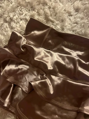 Bow 19 kjol - Beige/brun glansig kjol från bow 19 med inbyggda shorts , använda fåtal gånger och i bra skick !!