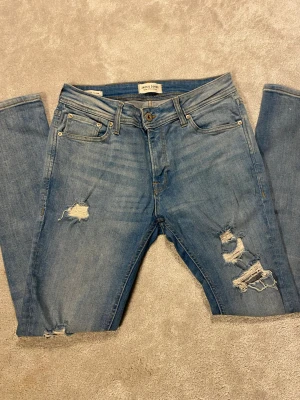 Jack n Jones jeans  - Säljer feta Jack n Jones jeans med sköna slitningar. Storleken är W31 L30 och modellen är Skinny fit/ Liam. De är i fint skick, skriv för frågor! 