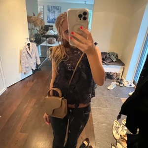 Spets blus zara - Cool spets blus ifrån zara. Knappast använd och därför i super fint skick. Obs bilderna är från förra säljaren. Fråga gärna är aktiv ofta🩷🩷