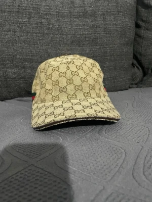 Beige gucci keps - Säljer min gg keps den är liten för mig och gärna hör av er vid intresse svara snabbt som möjligt!