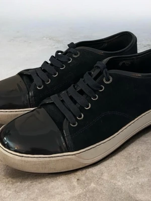 Lanvins - Mörkblå lanvins i Size 5 motsvarar 39/40 men passar mig som bär 42, väldigt stora i storlek. Kan mäta innersula åt dig som köpare. Dustbag ingår