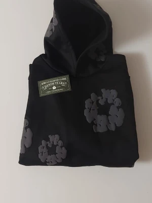 Svart denim tears hoodie storlek M - Helt ny hoodie. Aldrig använd, i perfekt skick. Storlek: M. Bekväm passform och material av bra kvalitet. Se bilder för detaljer.