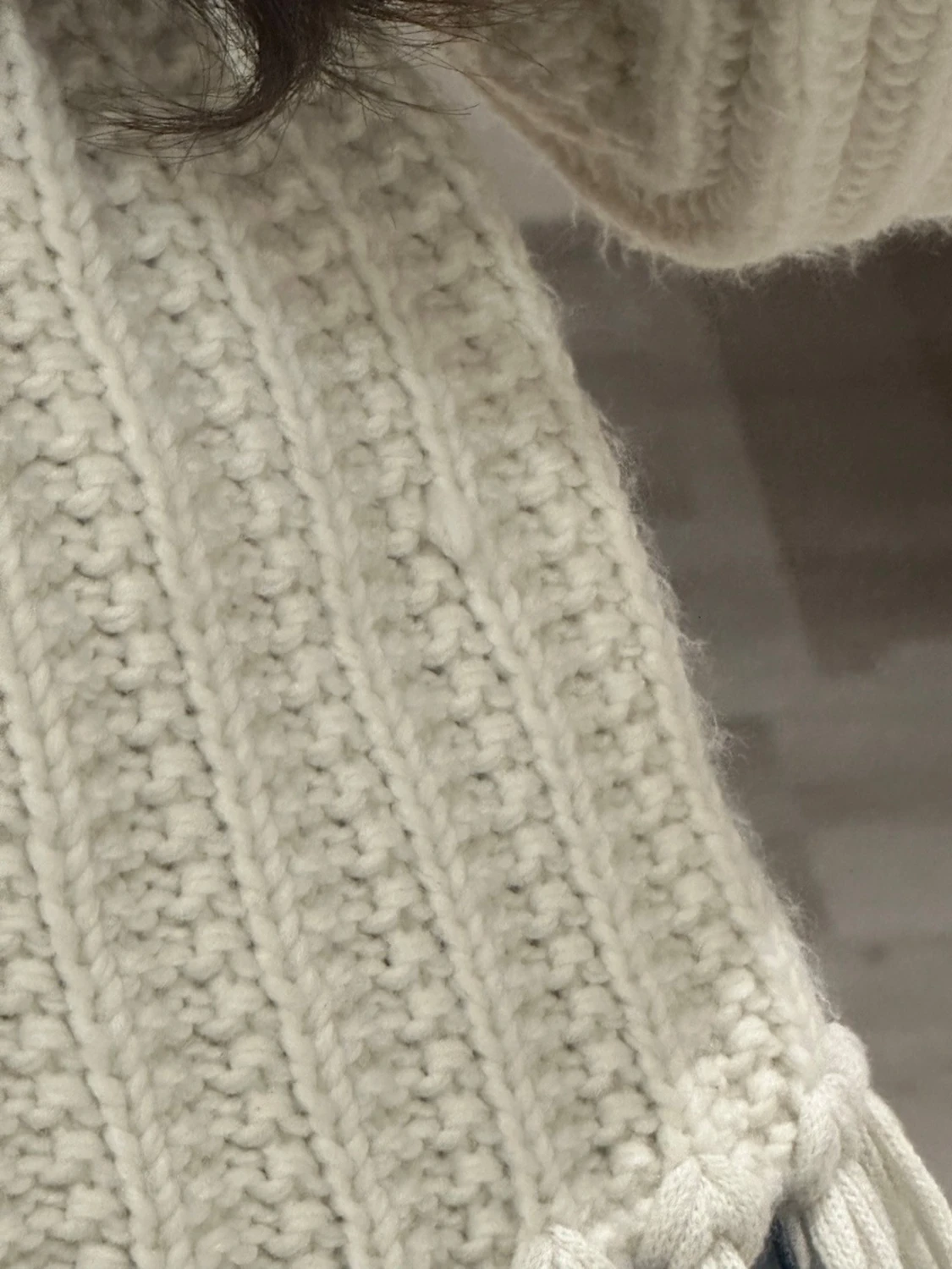 Vit stickad tröja med fransar - 2