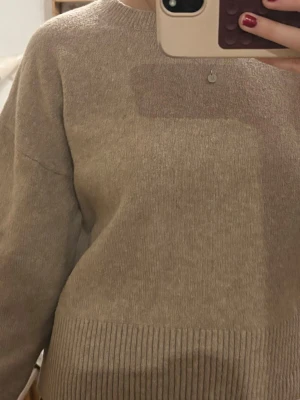 Beige stickad tröja - Brun/beige stickad tröja från & Other Stories 🤎 Använd en del men men fortfarande i fint skick!