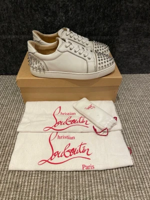 Christian Louboutin skor - Hej, säljer nu dessa svin snygga Loubs skor. Skorna är i grymt skick! Begränsat antal boxar och dustbag. Hör av dig vid frågor. 