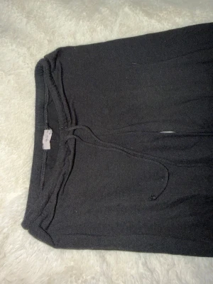 Nelly byxor - Hej! Säljer dessa Nelly my chill pants dom är i väldigt fint skick bara använts en gång😊