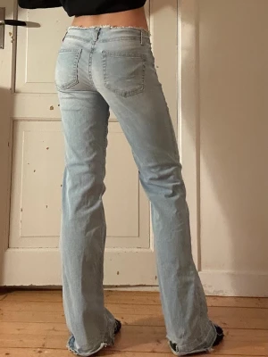 No-waist jeans Nelly - Ljusblåa jeans från Nelly, på bilden sitter de lite lösare än önskat pga köpte för stor storlek. Finns hål nere vid skorna eftersom att de är lite söndertrampade. Annars är de jätte fina och sköna.