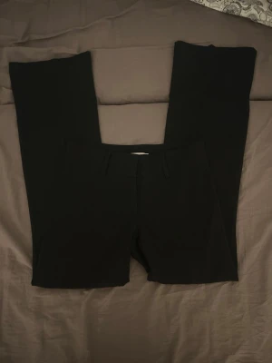 Kostymbyxor Nelly - Svarta bootcut-kostymbyxor från Nelly, noll tecken på användning och är super sköna. Kan sitta lite löst i midjan men inga problem annars!