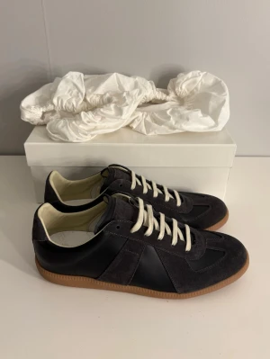 Maison margiela skor  - Säljer dessa Maison Margiela GAT skorna i storlek 43. Skorna är helt nya och allt og ingår :) Hör av er vid eventuella frågor eller funderingar! 