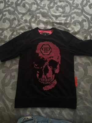 philipp plein  - Nu säljer jag min philipp plein tröja som eftersom den har blivit för liten för mig. Som nyskick knappt använt 