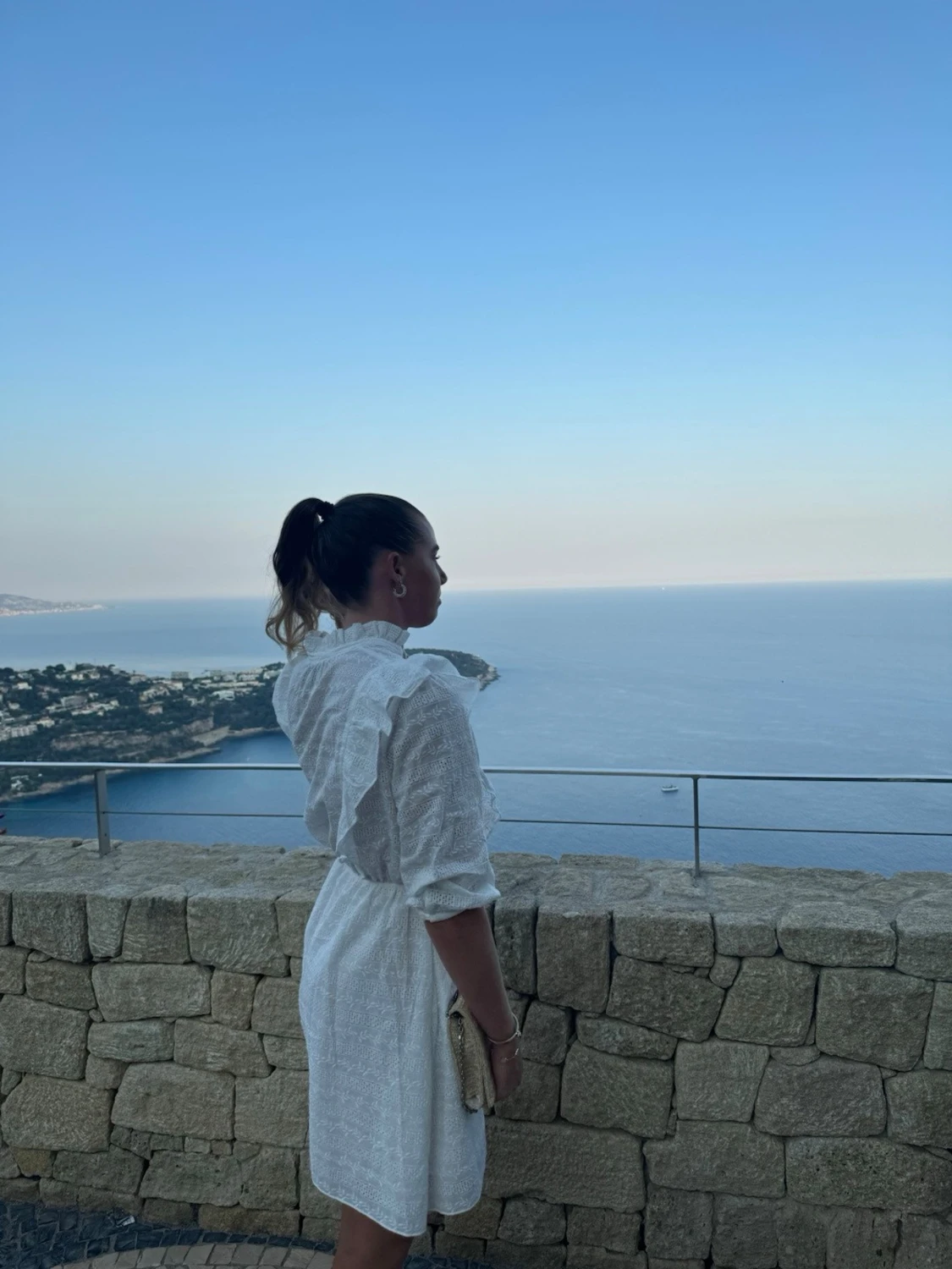 Vit kort klänning från GANT med volangdetaljer - 1