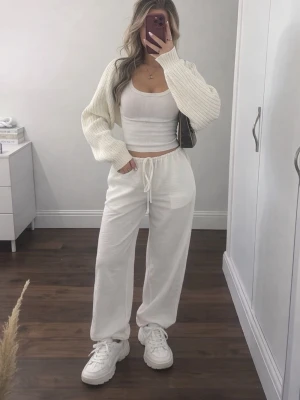 Vita basic sneakers, storlek 40 - bra skick - Ett par stilrena vita basic sneakers i storlek 40. Skorna är köpta secondhand för ca 399kr & är använda endast en gång, vilket gör att de är i fint, bra, begagnat och välbevarat skick! Modellen är smal i bredden och något avlång, vilket gör dem perfekta för dig med smalare fötter. Tyvärr är de för trånga för mig & säljs därför vidare. Märke saknas invändigt, så jag vet tyvärr inte vilket varumärke de kommer ifrån. FÖRST TILL KVARN!