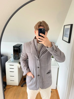 Ljusgrå kavaj jacka från Dan John - Ljusgrå kavaj jacka ifrån Dan John. Västen går att ta av (se bild 2). Det finns även 2 innerfickor. hör gärna av dig vid frågor!