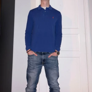 Blå rugbytröja från Ralph Lauren - Blå tröja från Ralph Lauren i storlek M. Fint skick till ett bra pris. Lite slitet i en söm men inget som syns vid användning. Nypris: 1999kr. Mitt pris: 199kr. Vid frågor eller funderingar, tveka inte att höra av dig.
