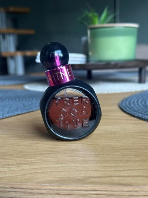 Britney Spears Prerogative parfym 30 ml - Använd enstaka gånger. Så nästan full. En cool parfym från Britney Spears, Prerogative, i en rund svart flaska med lila detaljer och genomskinligt fönster där doften syns. Flaskan har en modern och edgy design som sticker ut på hyllan. Perfekt för dig som gillar unika och trendiga dofter.