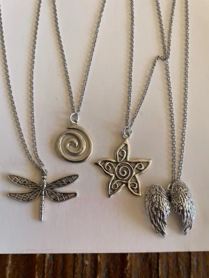 4 halsband  - Jag och dottern gör halsband och säljer nu här nån/några av favoriterna  .  Halsband är rostfritt stål 50cm, berlock är zinklegering . Priserna är fasta 