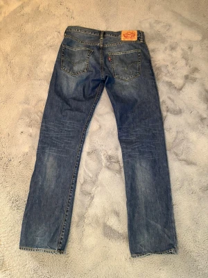 Levis 504 straight fit  - Nu säljer jag ett par schyssta Levis 504 i straight fit | Storlek: 31/32 | Skick: 10/10 | Passformen på jeansen är raka och ser riktigt bra ut | skriv till mig ifall du har fler frågor och bilder :)