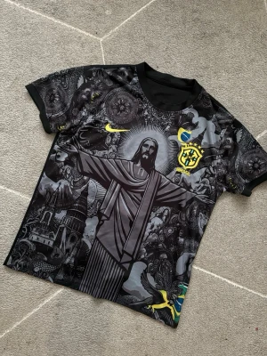 Svart Brasilien Nike fotbollströja - Säljer min brasil tröja, den är använd men den är fortfarande i jätte bra skick, den har inga hål eller något liknande. Storleken är M, skriv för mer information 