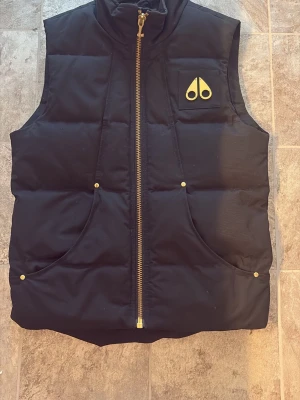 Svart dunväst från Moose Knuckles - Mose väst, använd ett få tal gånger. Köpt för 9 tusen säljer för 4 tusen 