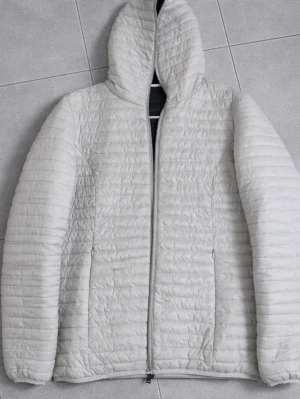 Gianferre franco - Marinblå lättviktsjacka i fint skick från italienska märket Gianferre Franco, perfekt för vår/höst eller kyliga sommarkvällar. Bekväm passform med luva och dragkedja framtill. PRIS KAN DISKUTERAS!!