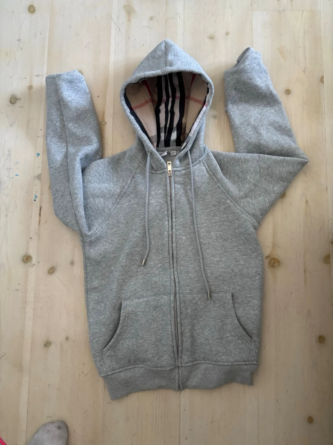 Grå hoodie från Burberry med dragkedja