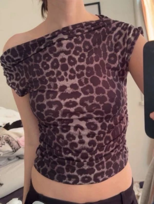 offshoulder topp - söt leopard topp, strl XS. 