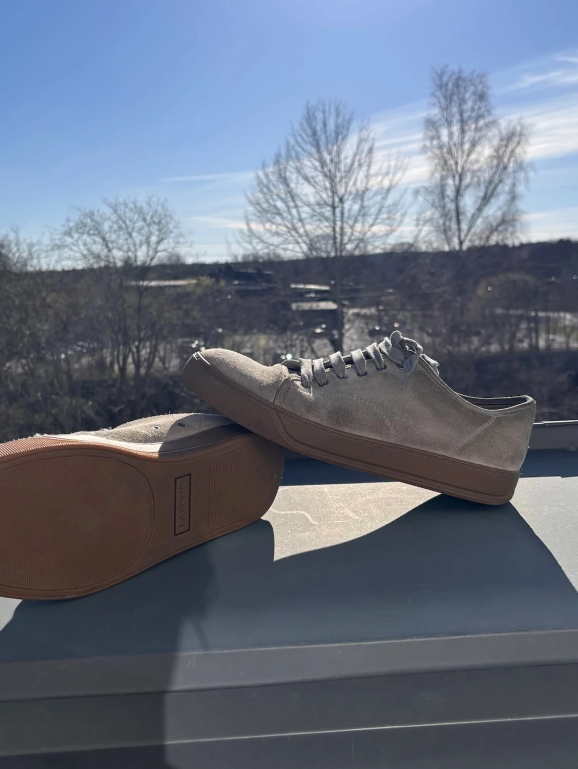 Gråa sneakers i mocka från Lanvin - 2