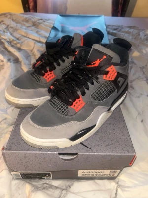 Air Jordan 4 Retro Infrared grå/svart -  äkta  Air Jordan 4 Retro Infrared sneakers storlek 43, låda och tagg finns kvar men ej något kvitto